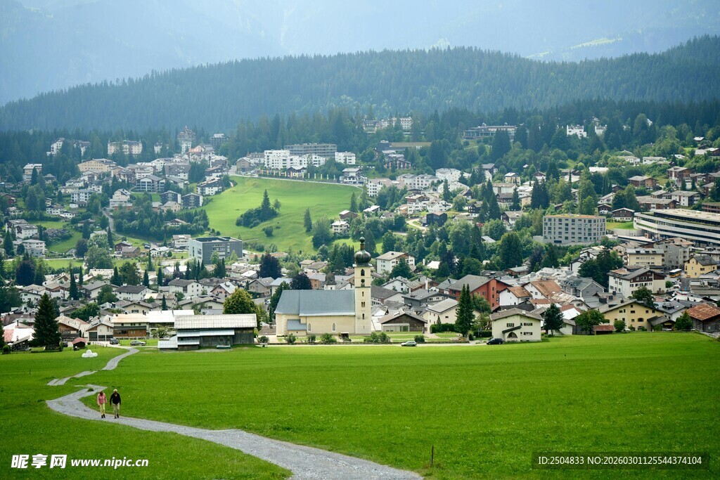 山间小镇美景俯瞰