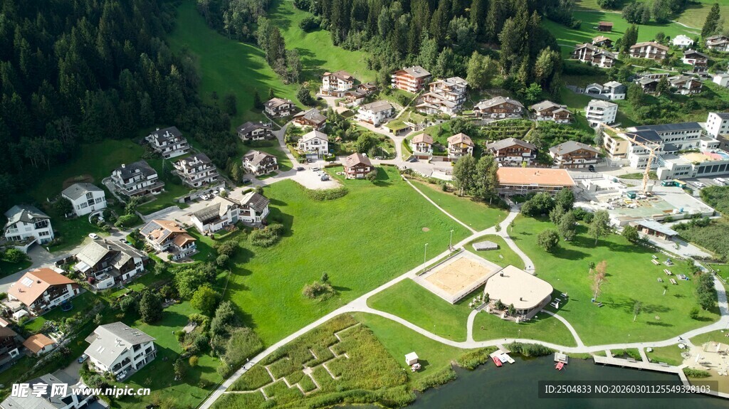 山间湖畔美丽村落风光