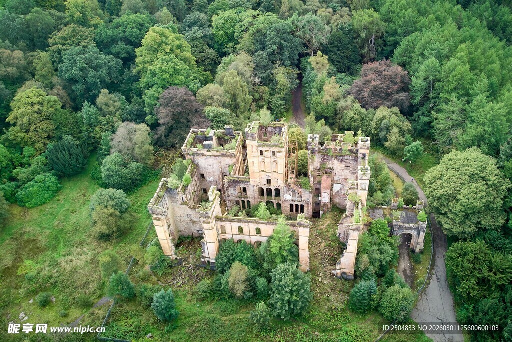 空中俯瞰古老废弃城堡