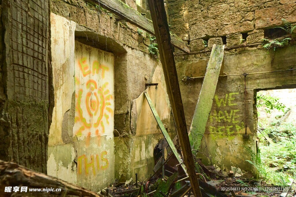 废弃破旧建筑内景