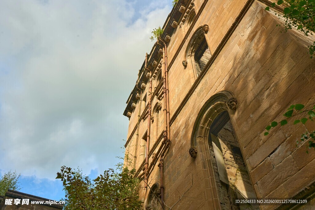 古老建筑与蓝天绿树相映