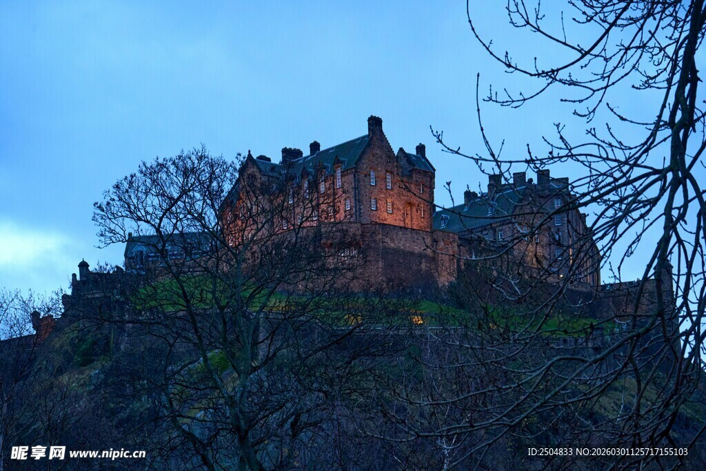 黄昏下的古老城堡