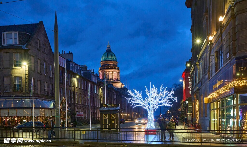 夜晚繁华街道的迷人景象