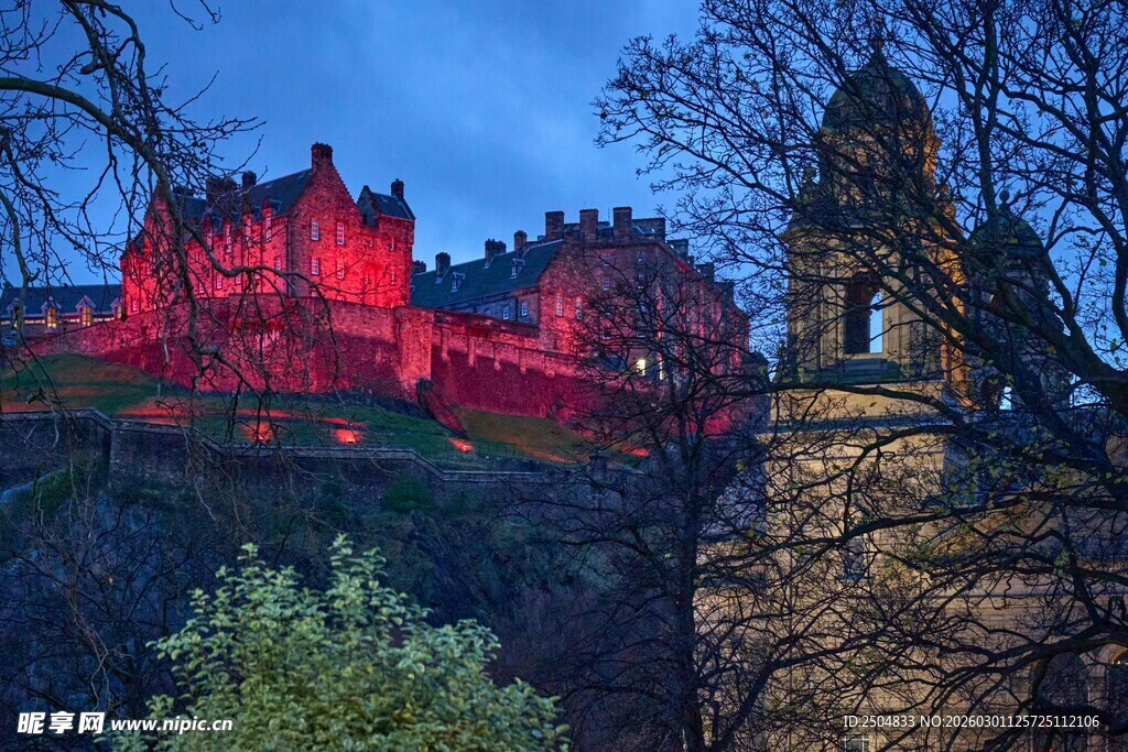 夜幕下的红色城堡景观