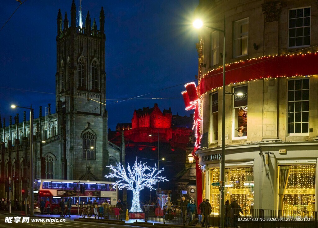 夜晚城市街景的节日氛围