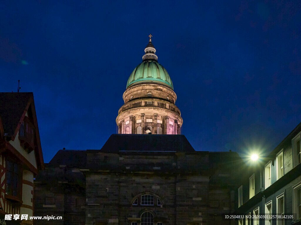 夜幕下的华丽圆顶建筑