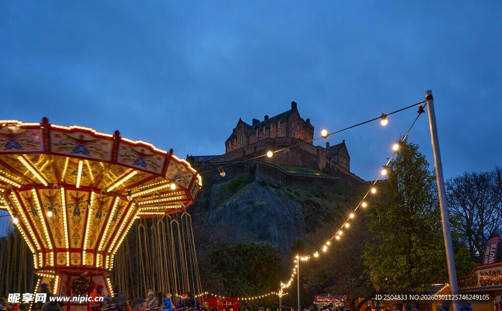 夜幕下的绚丽旋转木马