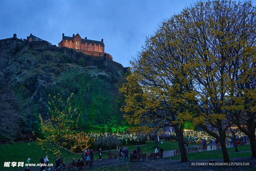 黄昏下的古朴山丘建筑