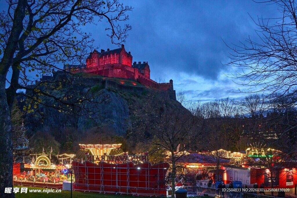 城堡下的热闹节日集市