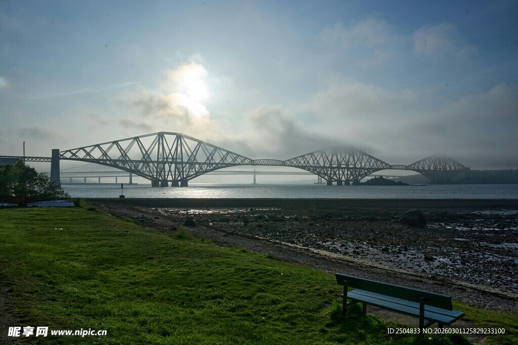 河畔长椅旁的壮丽桥梁景观