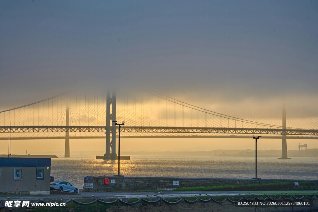 夕阳下的宏伟跨海大桥