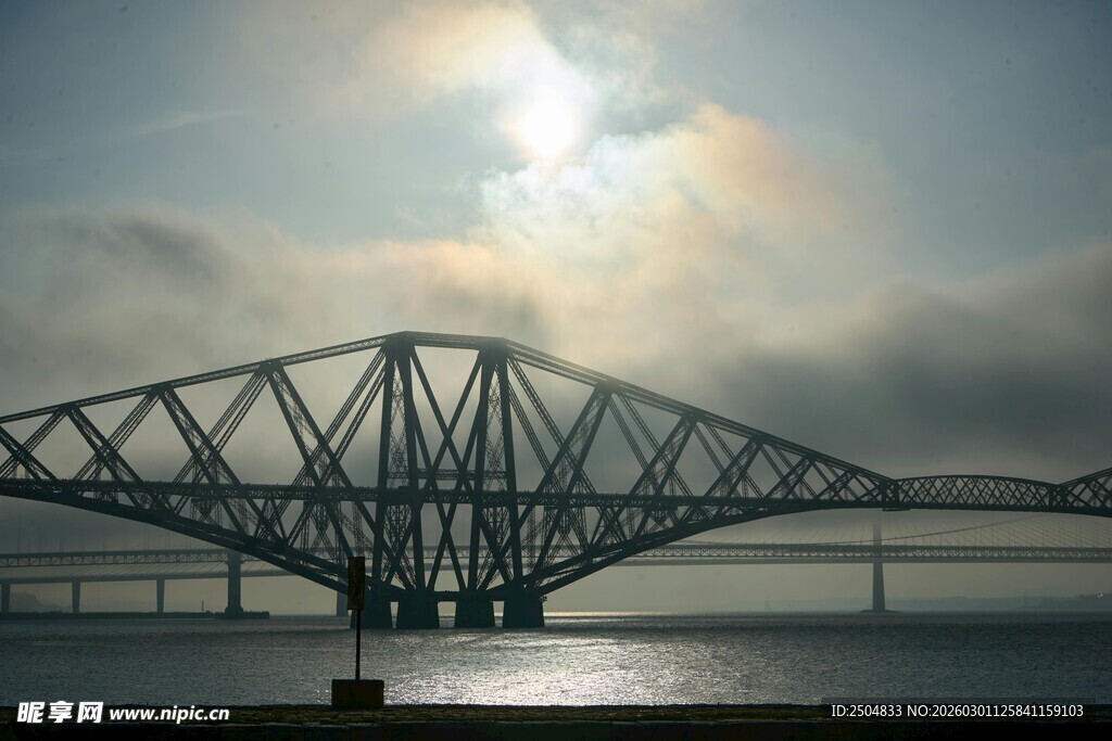 宏伟铁路桥横跨水面