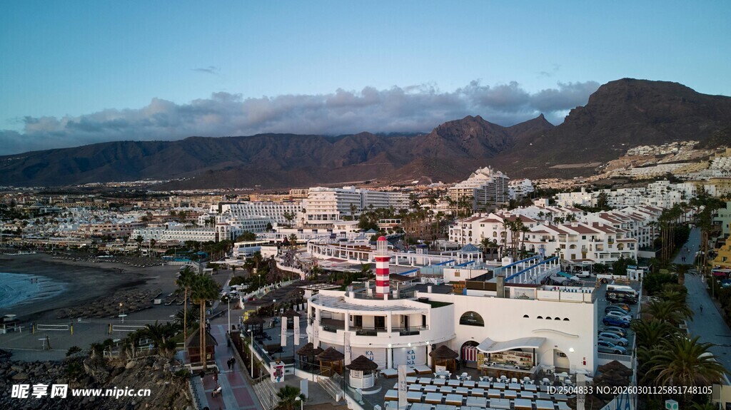 城市与远山间的独特景致