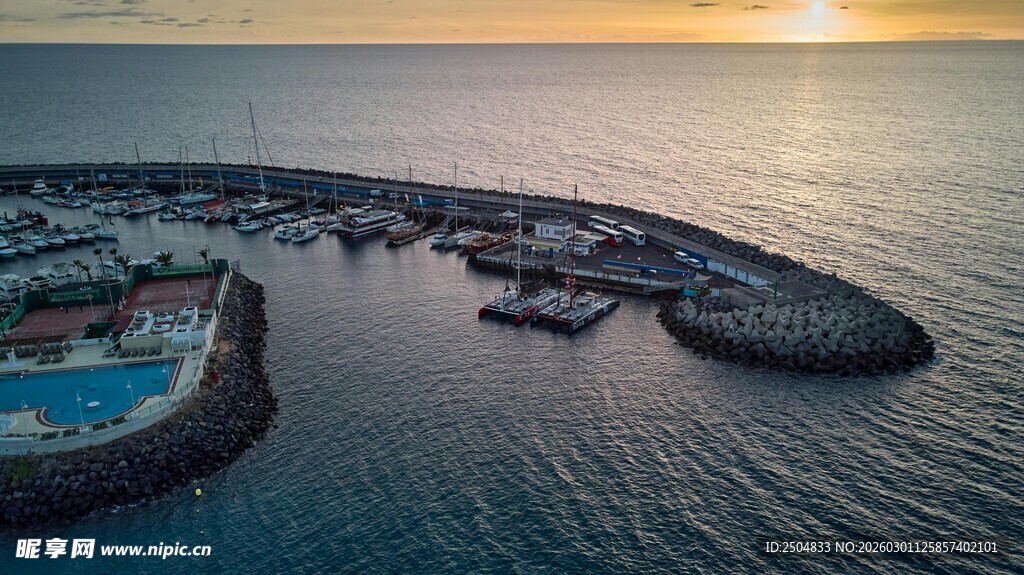 海滨日落时的美丽人工岛