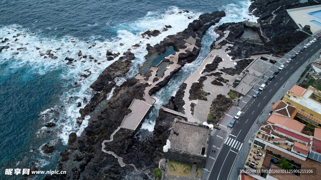 海岸边错落有致的房屋景观