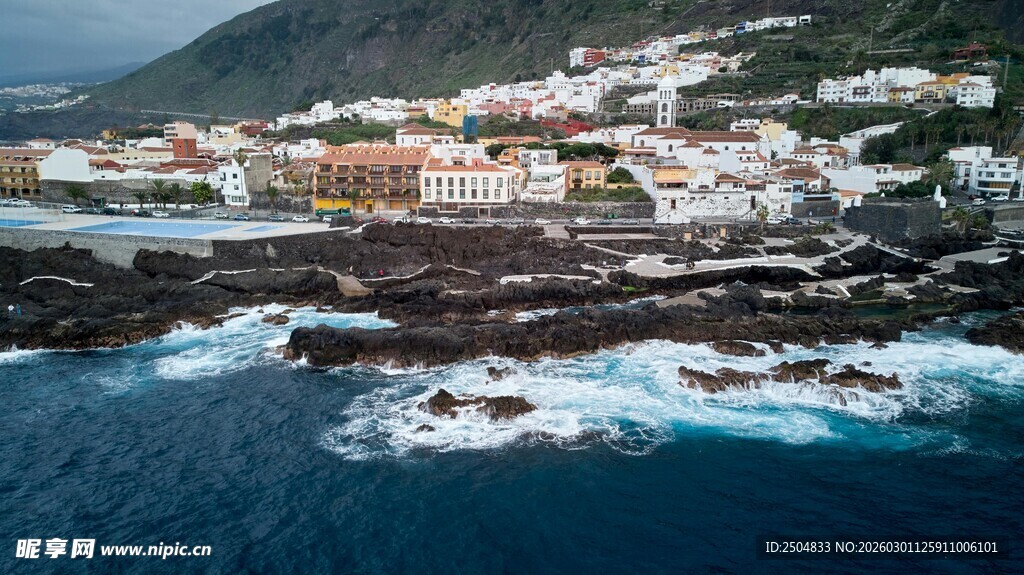 海岸边错落有致的彩色村落