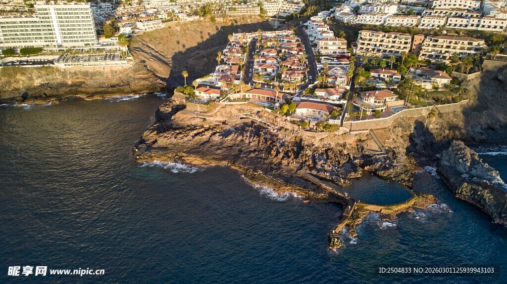 海岸边错落有致的房屋景观