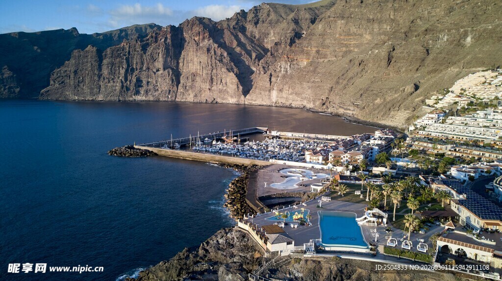 海边悬崖下的美 度假胜地