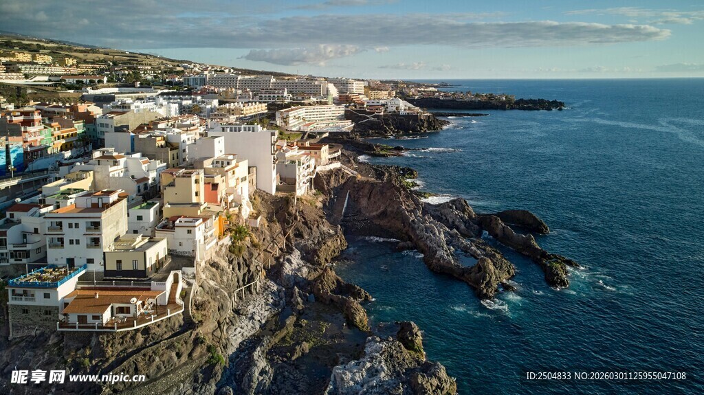 海岸边的美丽小镇风光