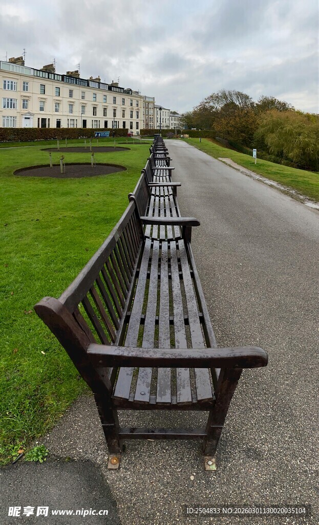 公园小径旁的长椅