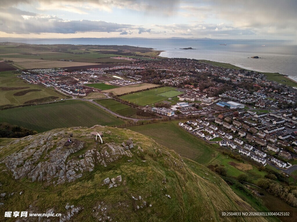 俯瞰沿海小镇风光