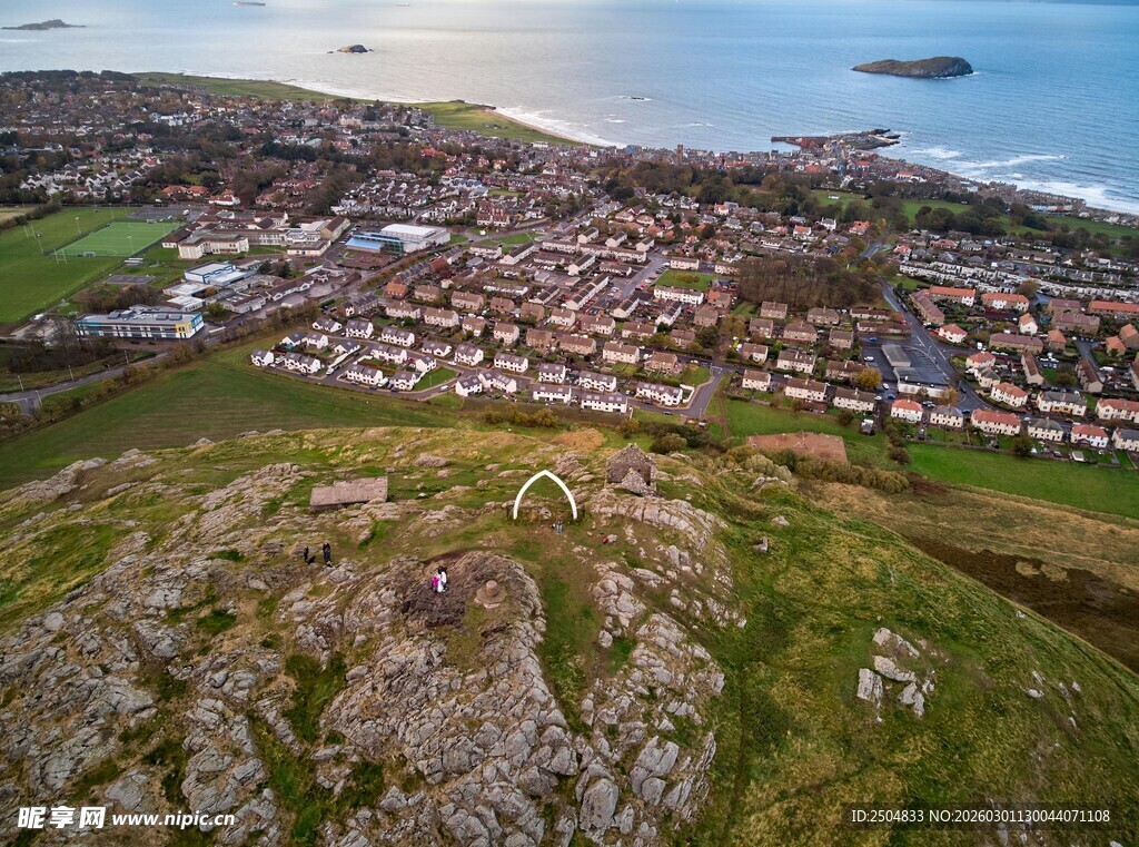俯瞰海滨小镇风光