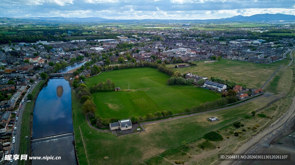 俯瞰河畔绿地风光