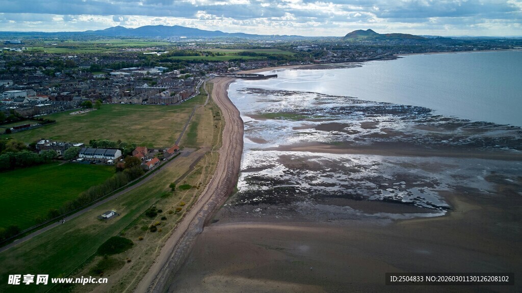 海岸风光 蜿蜒道路与广阔水域