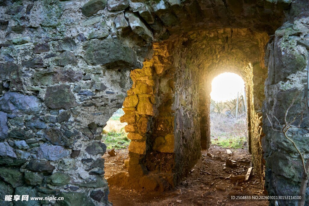 古老石砌隧道的神秘出口