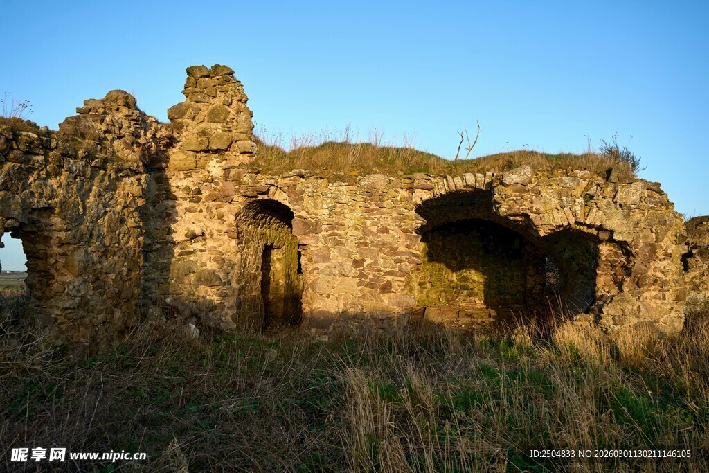 古老废墟沐浴在温暖阳光中