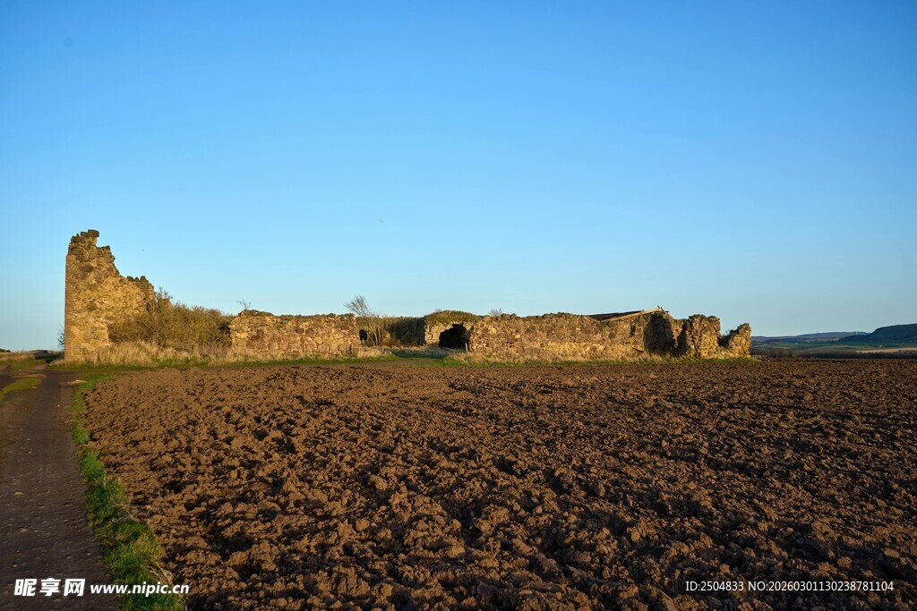 田野边的古老城堡遗迹