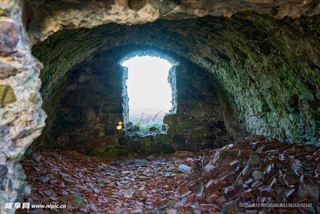 古老洞穴内透出微光