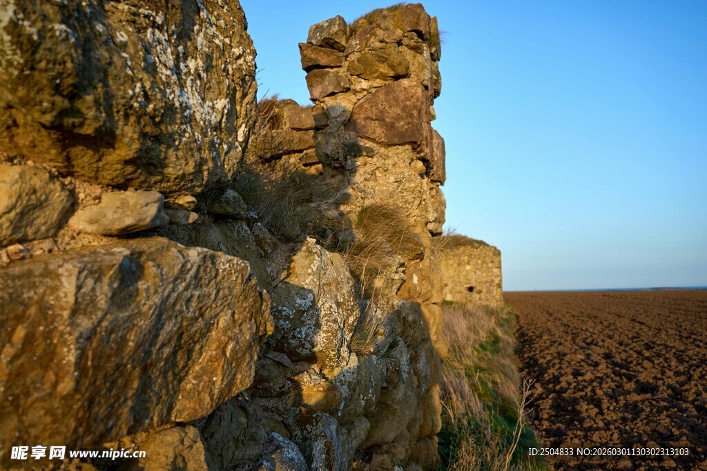 古老石墙屹立旷野