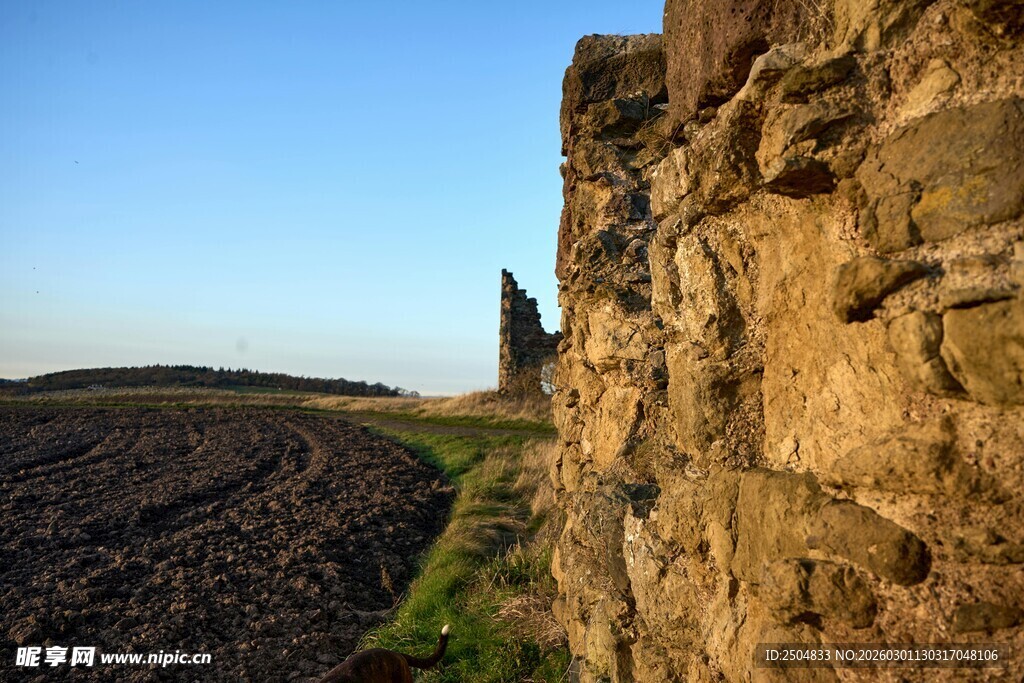 古老石墙旁的开阔田野