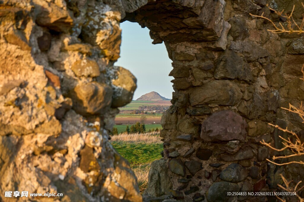 石拱门后的田园风光