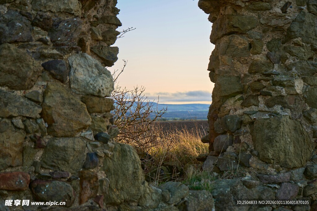 石墙洞外的美丽自然景色