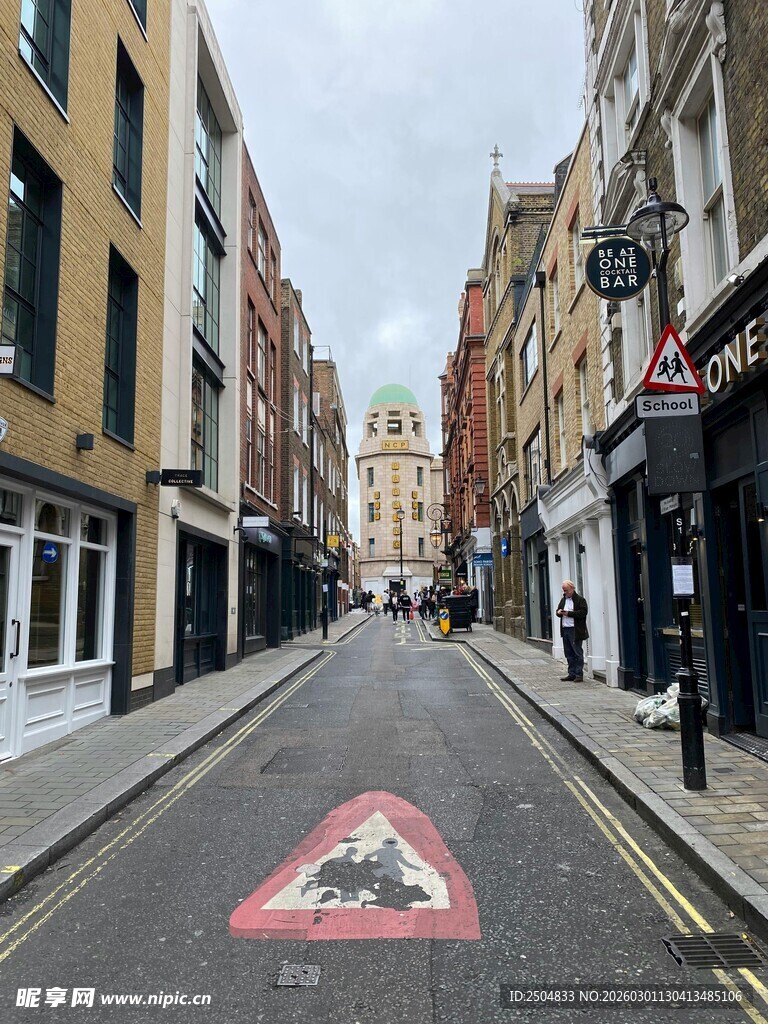 城市空旷街道景象