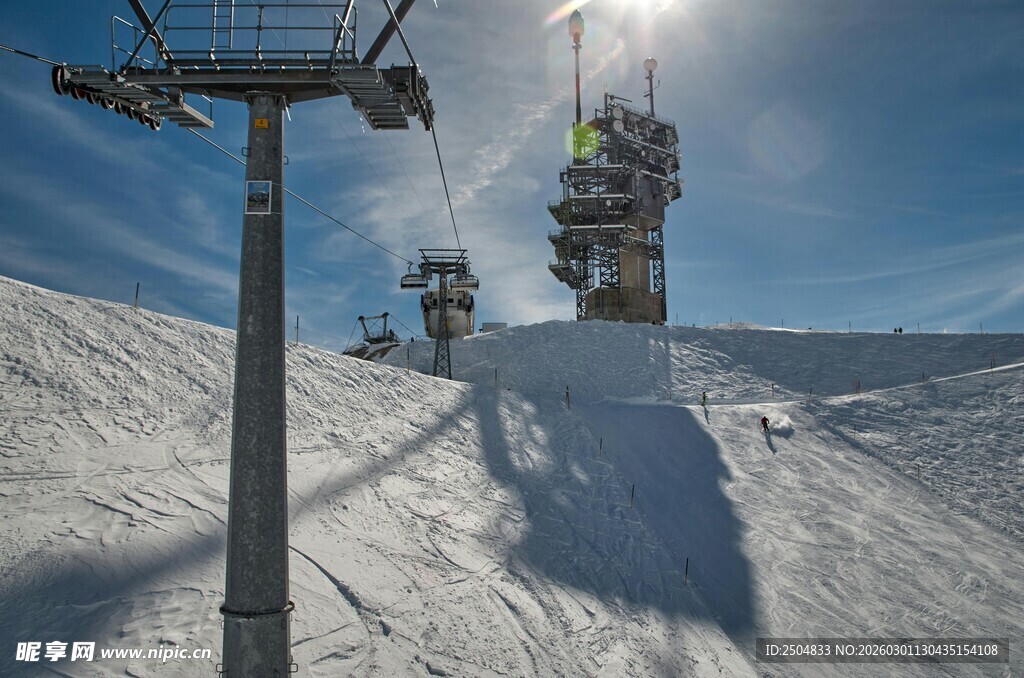 雪山缆车 阳光照耀滑雪场