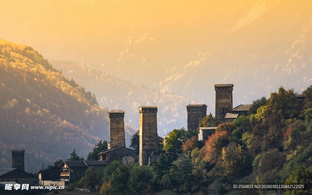 夕阳下的山间古老碉楼