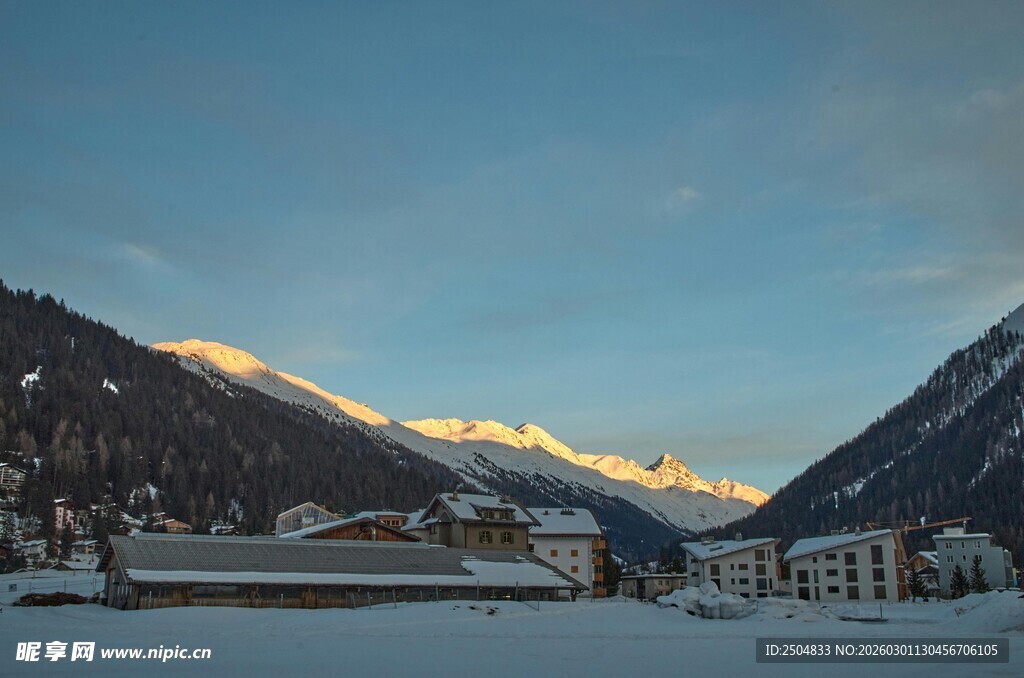 雪山下的冬日静谧美景