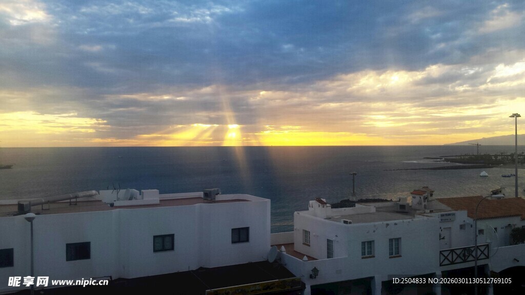 海边日落时的建筑景观