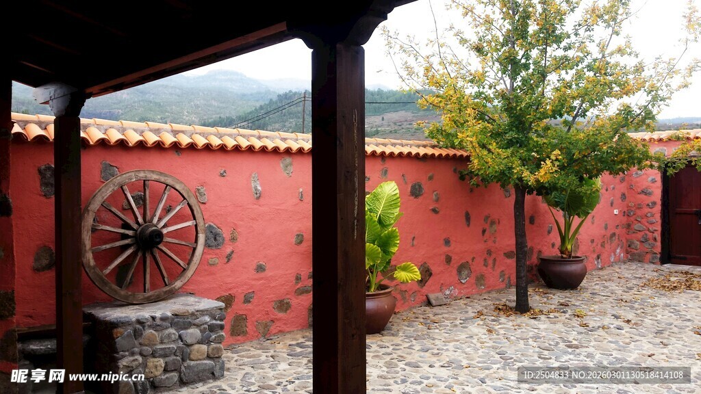 红墙庭院中的古朴景致