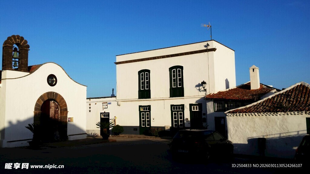 白色建筑与蓝天相映成趣