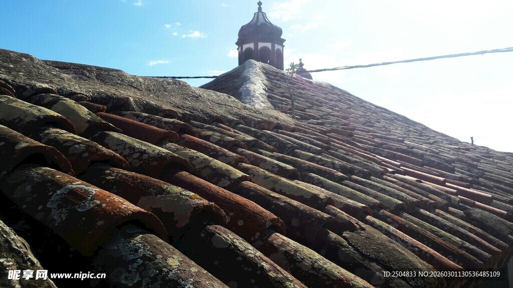 古老屋顶上的钟楼景观