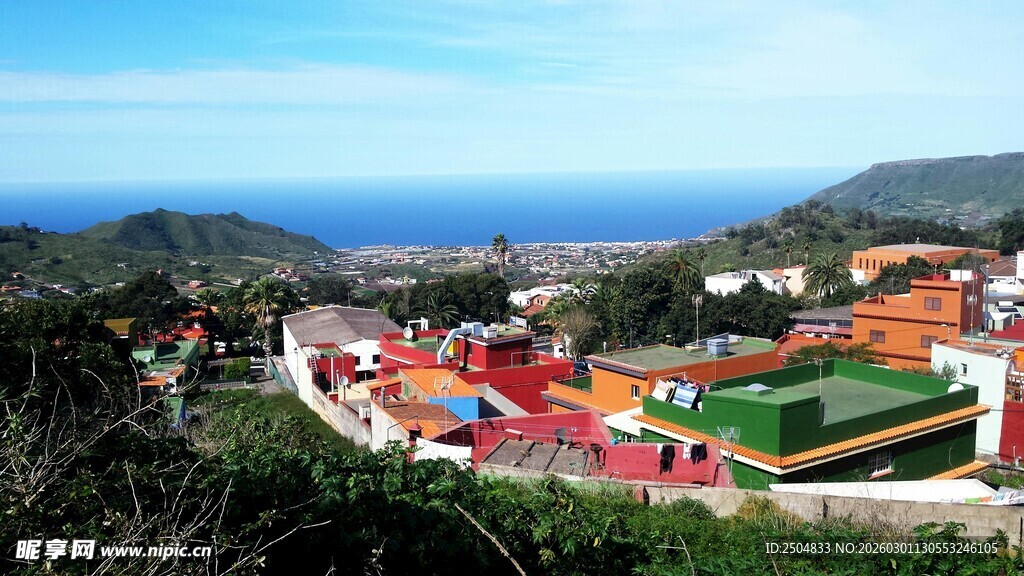 海边多彩建筑与自然风光