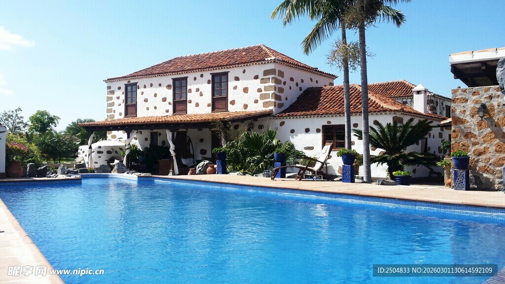 豪华别墅旁的蓝色泳池