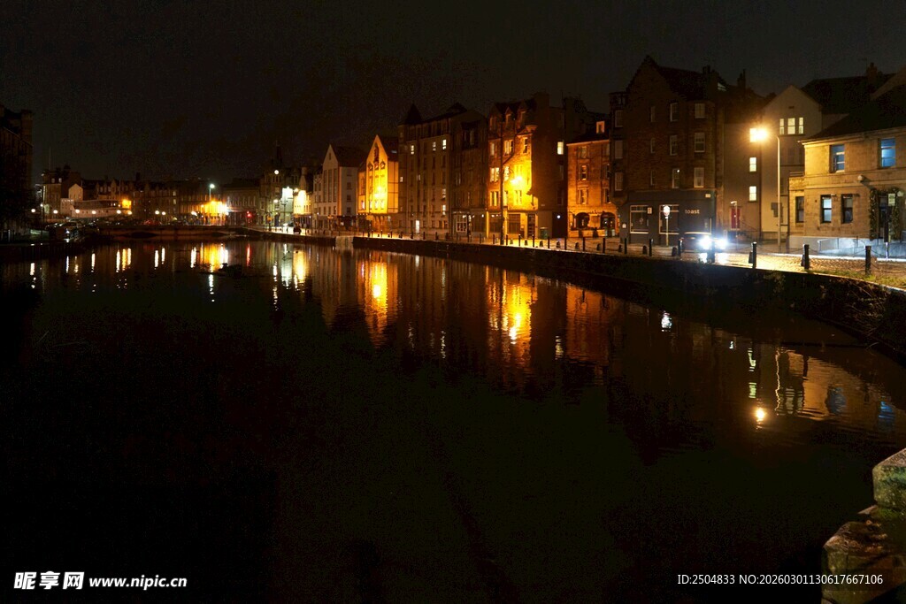 夜晚河畔城市灯光美景