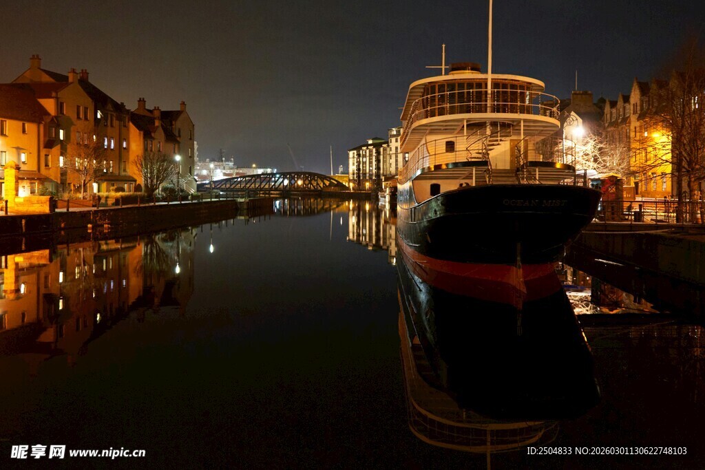 夜晚河畔停泊的亮丽船只