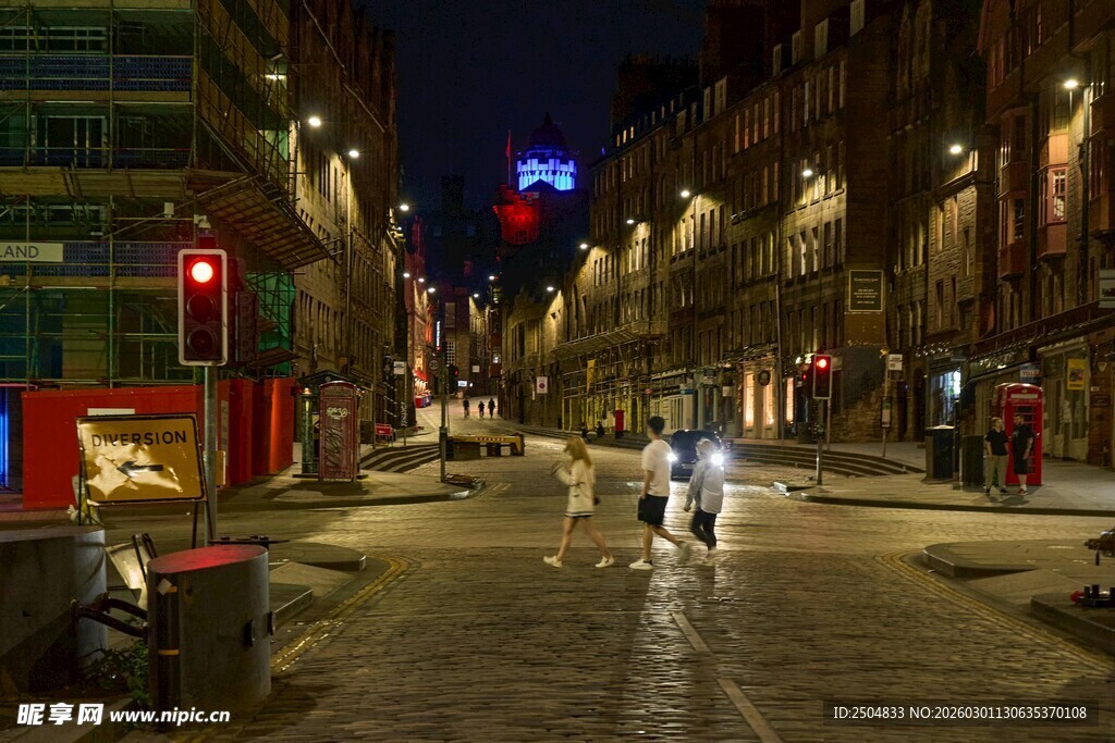 夜晚街道上的行人景象