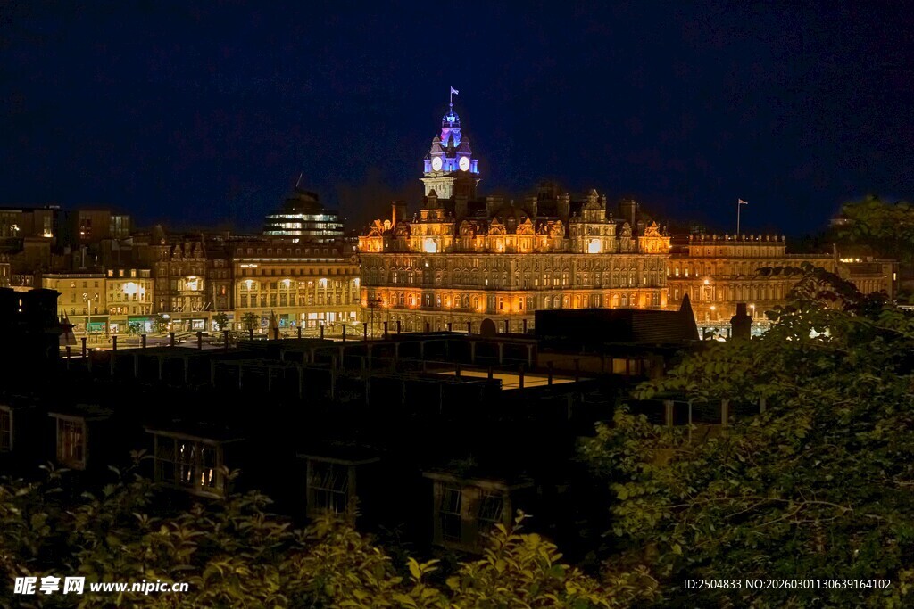 夜晚璀璨的宏伟建筑景观